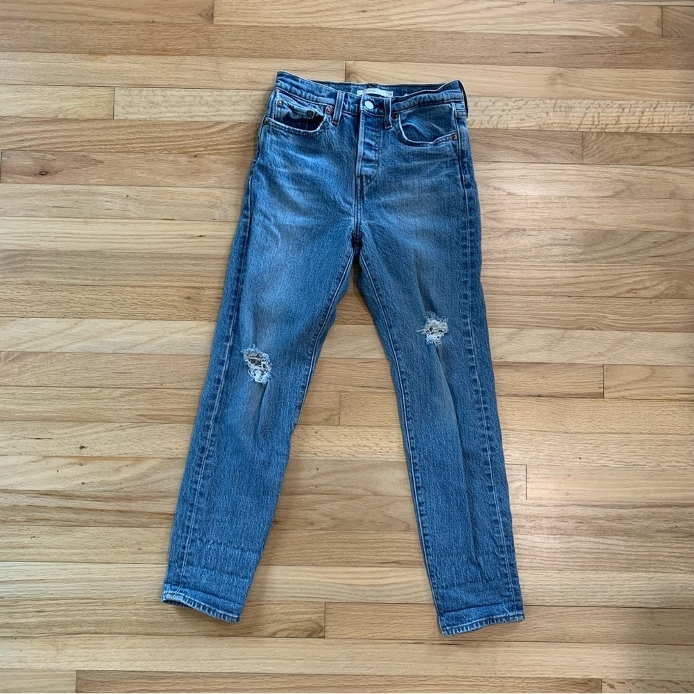 Women’s Levi’s Button Fly Ribcage Straight Leg Medium Wash Distressed Jeans‎ 25